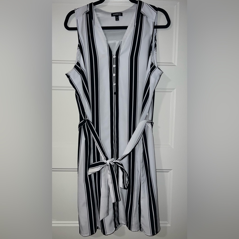 Express | Super comfortable dress with matching detachable belt.  black/white